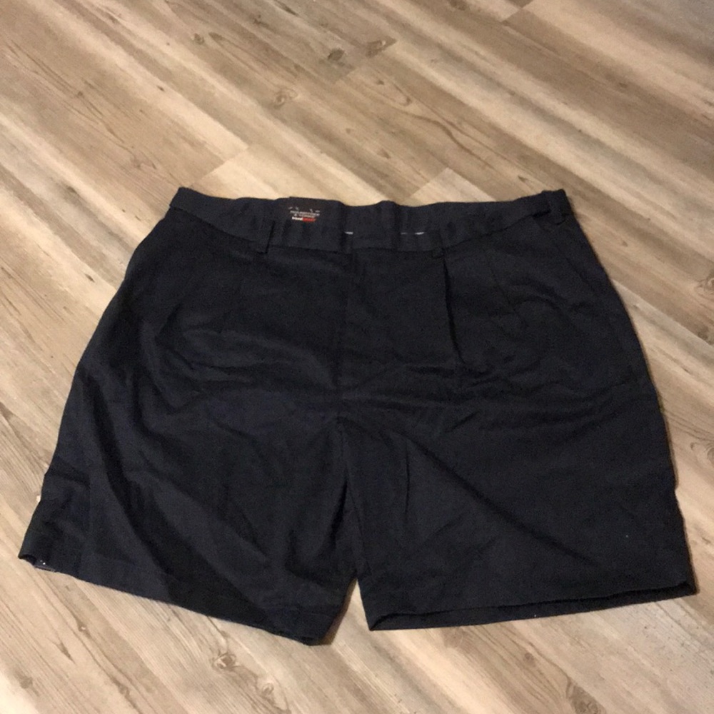 🌳Size 46 classic fit pleated Roundtree&York short